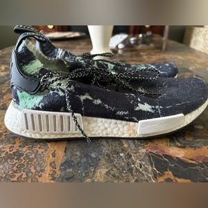 Men’s size 9 adidas NMD R1